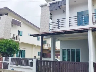Reihenhaus zum Kauf mit 2 Zimmer in San Kamphaeng, Chiang Mai