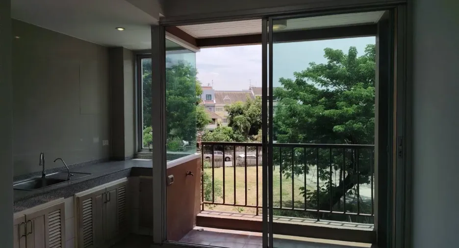 For rent 8 bedrooms office in Wang Thonglang, Bangkok