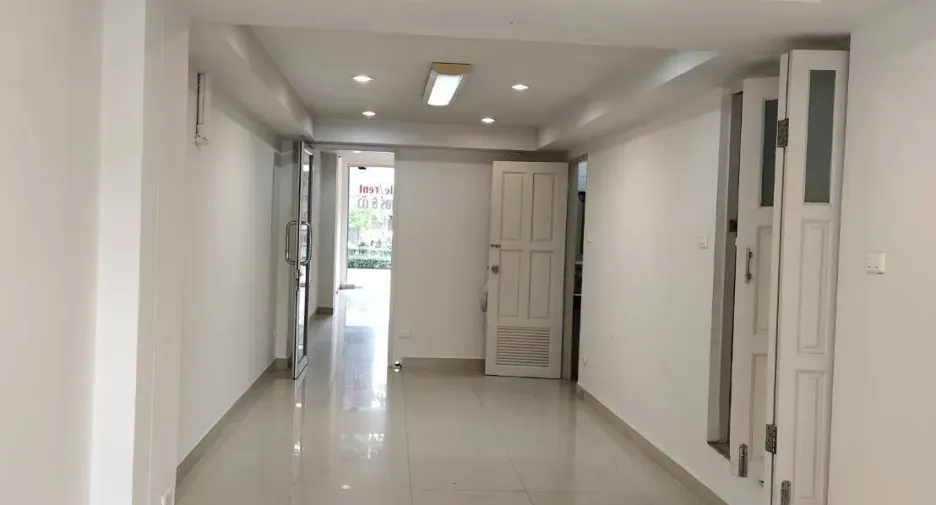 For rent 8 bedrooms office in Wang Thonglang, Bangkok
