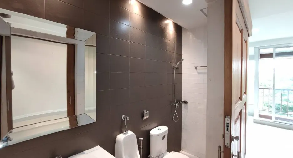 For rent 8 bedrooms office in Wang Thonglang, Bangkok