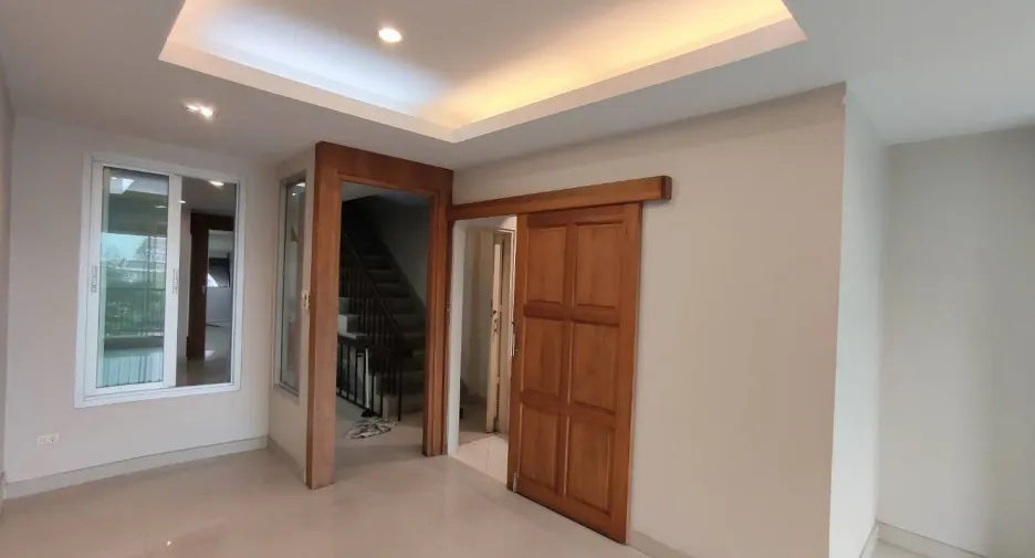 For rent 8 bedrooms office in Wang Thonglang, Bangkok