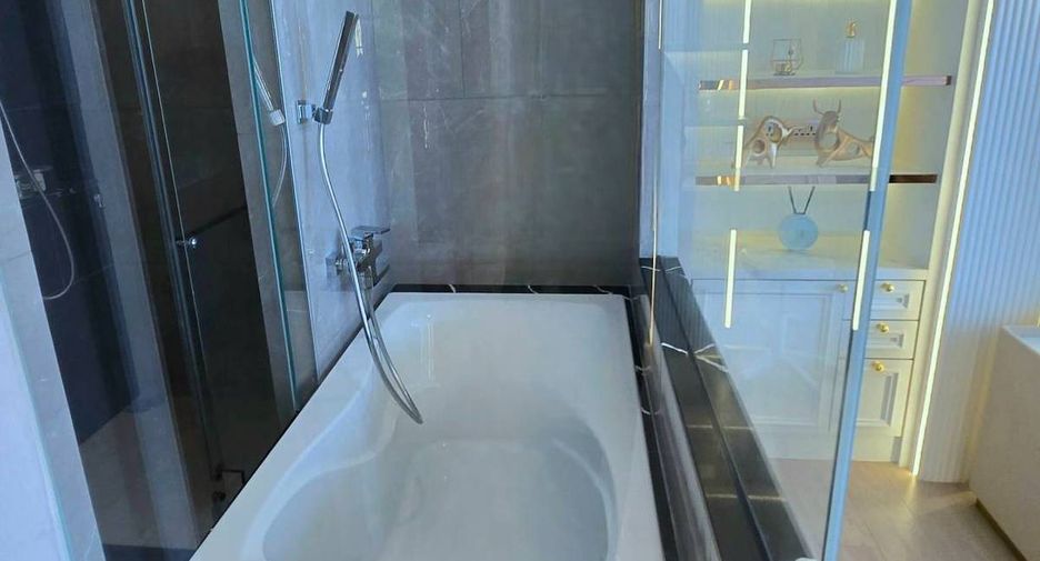 For rent 3 bedrooms condo in Huai Khwang, Bangkok