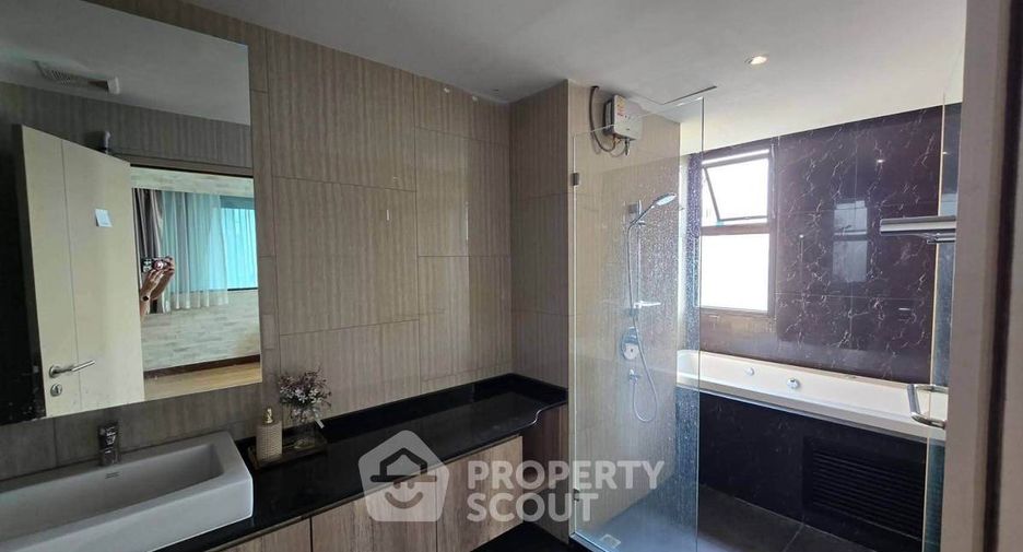 For rent 3 ベッドルーム condo in Phra Khanong, Bangkok