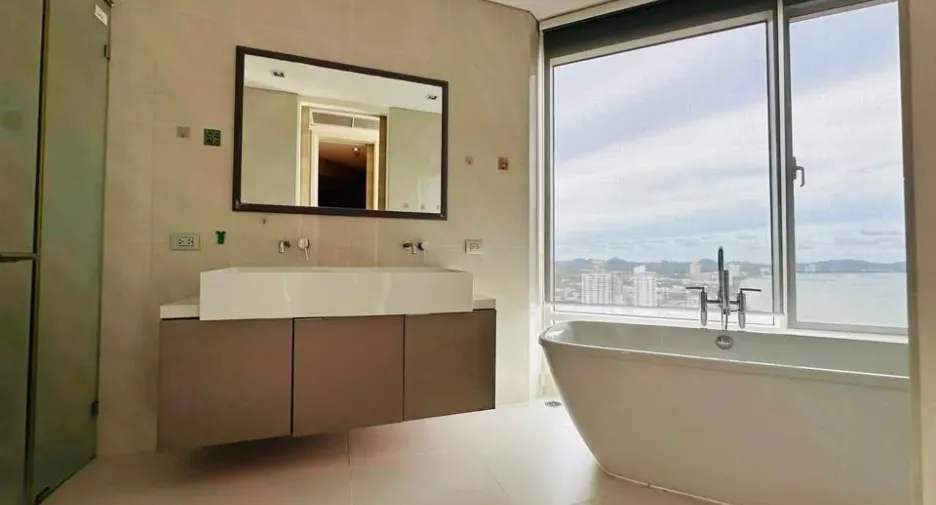 For sale 3 bedrooms condo in Jomtien, Pattaya