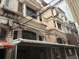 Reihenhaus zur Miete mit 8 Zimmer in Khlong Toei, Bangkok