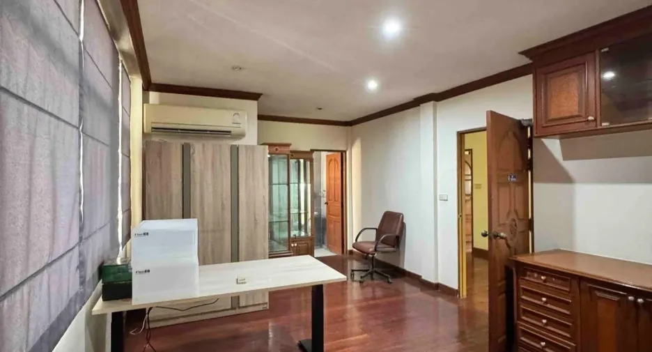 Reihenhaus zur Miete mit 8 Zimmer in Khlong Toei, Bangkok