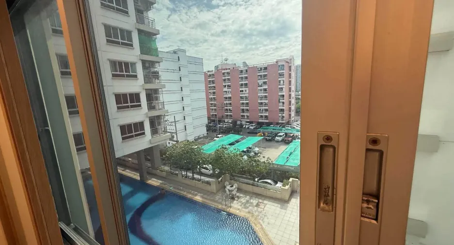 À louer 2 chambres condo à Huai Khwang, Bangkok
