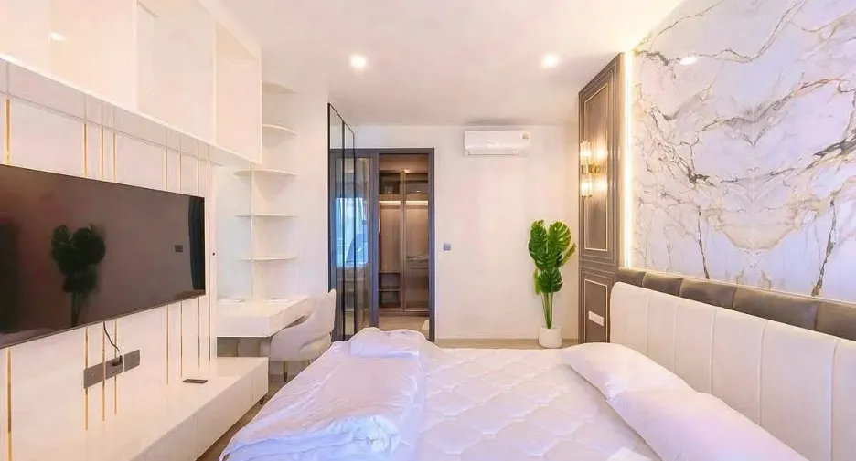 For rent 2 bedrooms condo in Huai Khwang, Bangkok