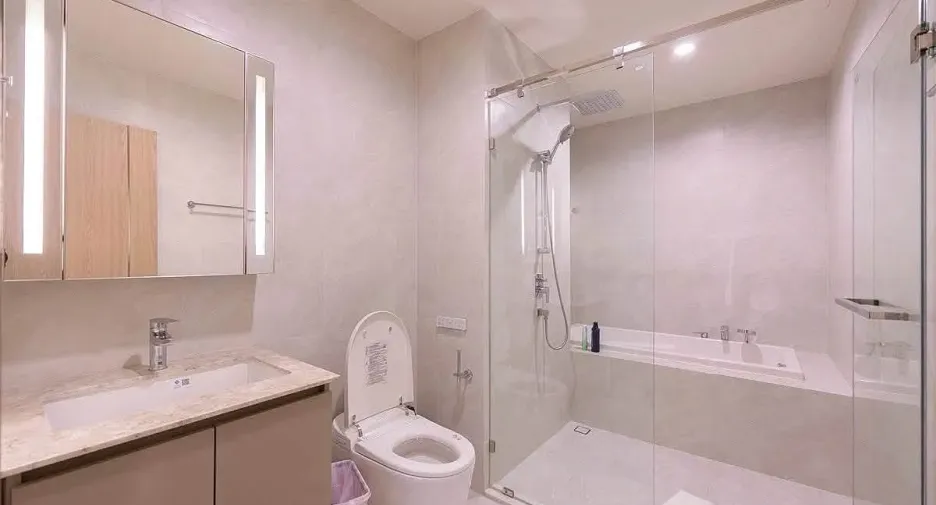 For rent 2 bedrooms condo in Huai Khwang, Bangkok