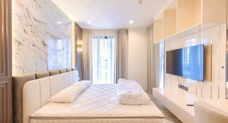 For rent 2 bedrooms condo in Huai Khwang, Bangkok