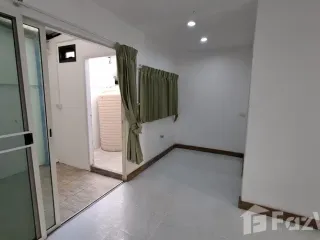 Casa adosada en alquiler de 3 habitaciones en Sam Phran, Nakhon Pathom