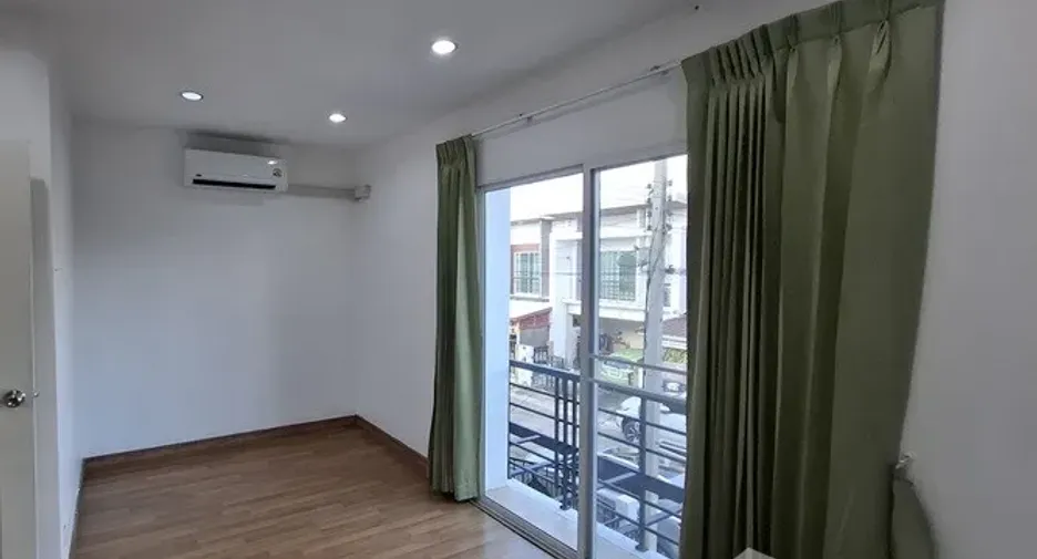 Casa adosada en alquiler de 3 habitaciones en Sam Phran, Nakhon Pathom