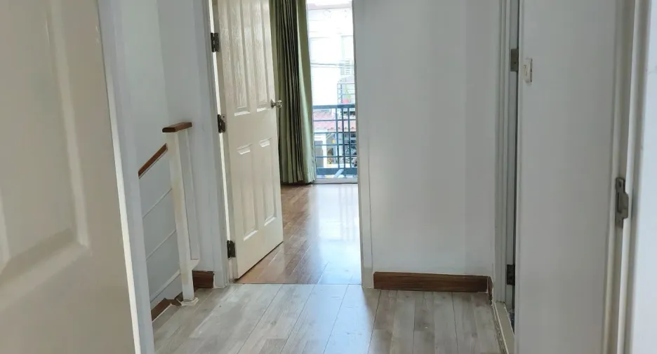 Casa adosada en alquiler de 3 habitaciones en Sam Phran, Nakhon Pathom