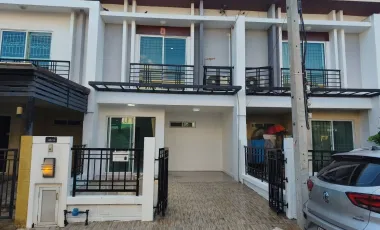 Casa adosada en alquiler de 3 habitaciones en Sam Phran, Nakhon Pathom