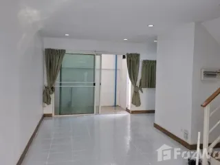 Casa adosada en alquiler de 3 habitaciones en Sam Phran, Nakhon Pathom