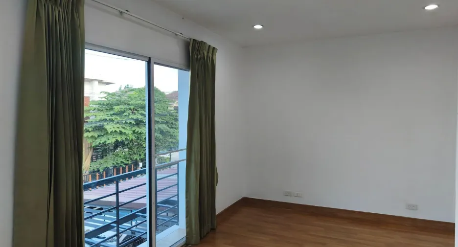 Casa adosada en alquiler de 3 habitaciones en Sam Phran, Nakhon Pathom