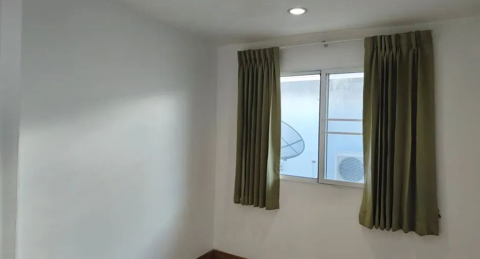 Casa adosada en alquiler de 3 habitaciones en Sam Phran, Nakhon Pathom