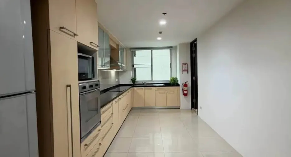 For rent 4 bedrooms apartment in Sathon, Bangkok