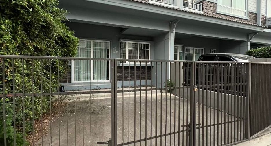 À vendre 3 chambres maison de ville à Bang Bo, Samut Prakan