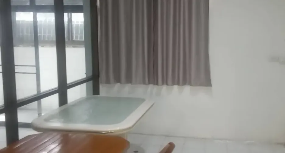 For rent 6 bedrooms townhouse in Bang Kapi, Bangkok