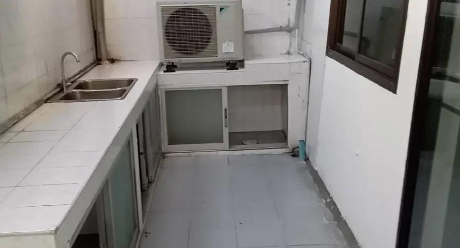 For rent 6 bedrooms townhouse in Bang Kapi, Bangkok