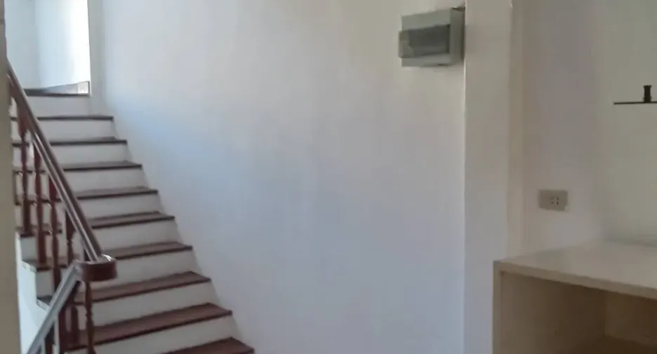 For rent 6 bedrooms townhouse in Bang Kapi, Bangkok