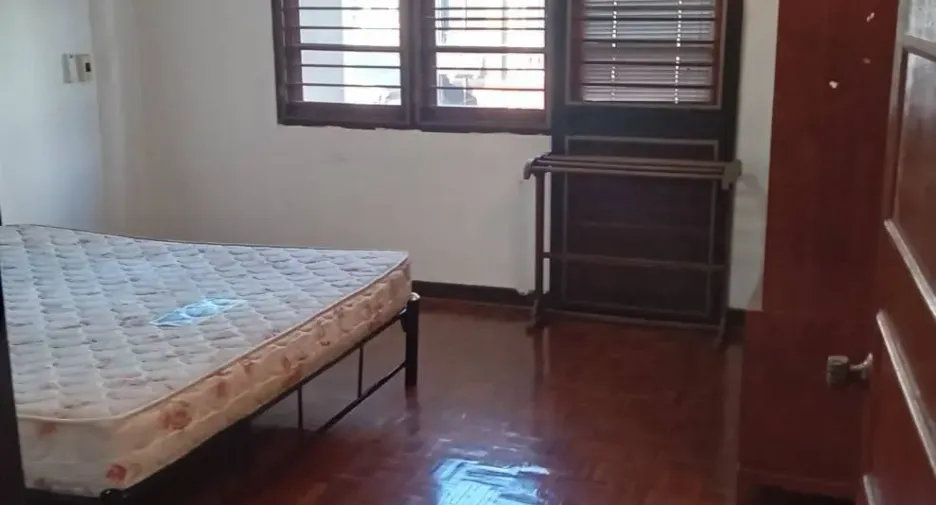 For rent 6 bedrooms townhouse in Bang Kapi, Bangkok