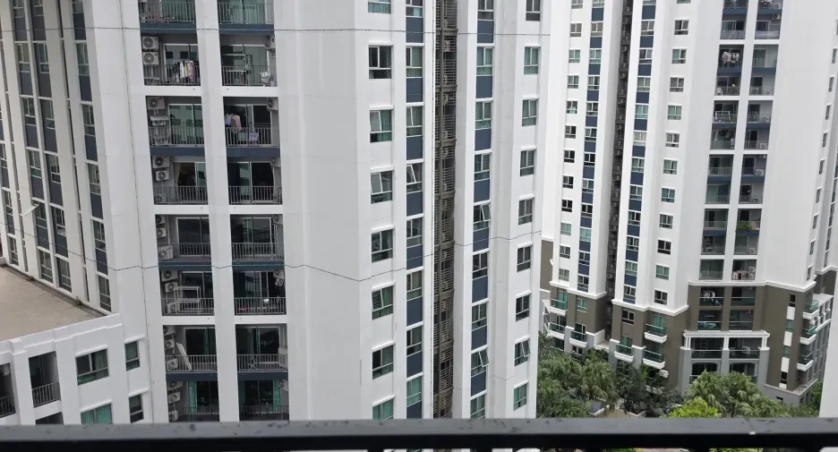 For rent 2 bedrooms condo in Huai Khwang, Bangkok