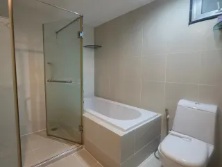 À louer 2 chambres condo à Huai Khwang, Bangkok