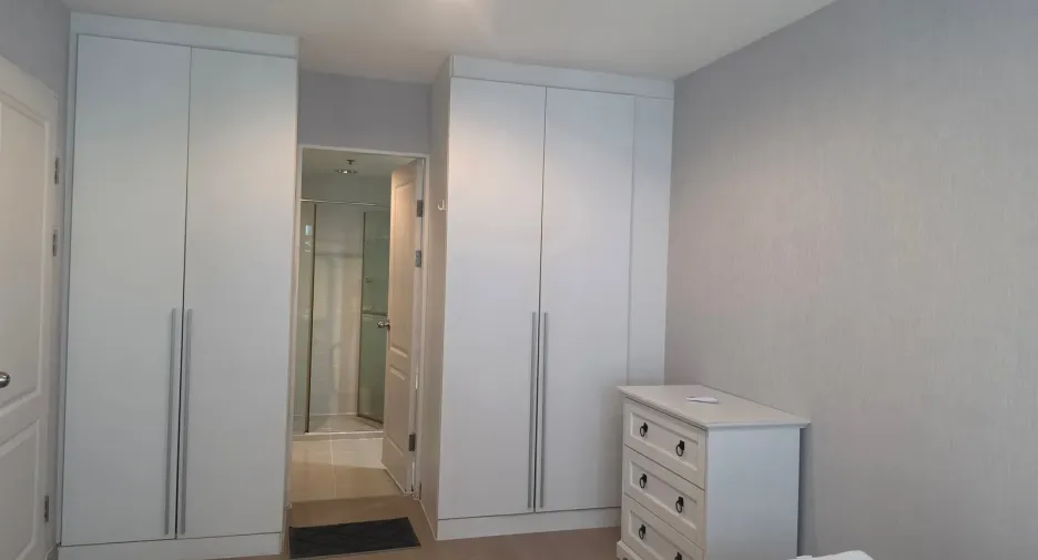For rent 2 bedrooms condo in Huai Khwang, Bangkok
