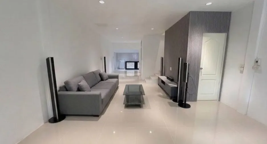 Reihenhaus zur Miete mit 3 Zimmer in Phra Khanong, Bangkok