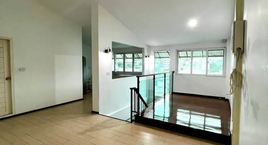 For rent 4 bedrooms townhouse in Phaya Thai, Bangkok