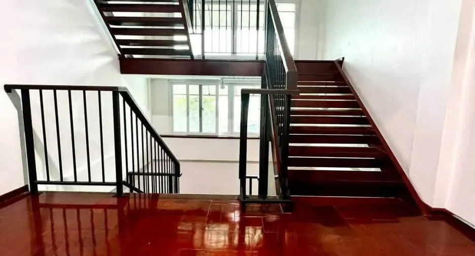 For rent 4 bedrooms townhouse in Phaya Thai, Bangkok