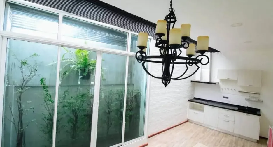 For rent 4 bedrooms townhouse in Phaya Thai, Bangkok