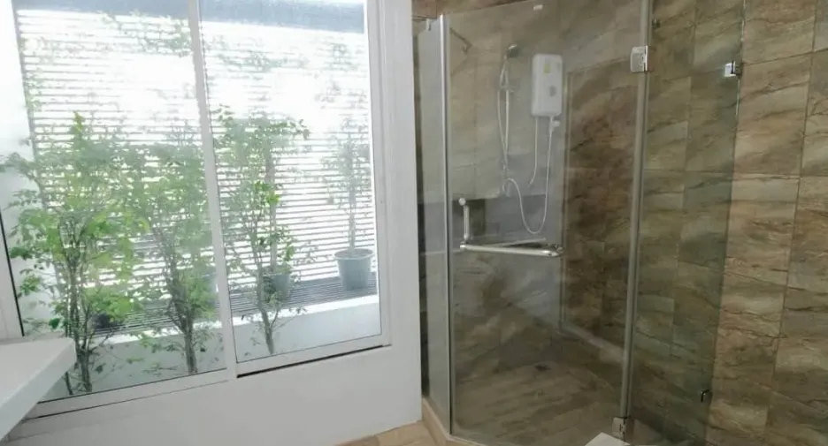 For rent 4 bedrooms townhouse in Phaya Thai, Bangkok