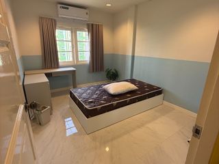 For rent 5 bedrooms townhouse in Watthana, Bangkok