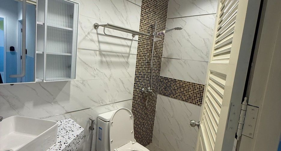 For rent 5 bedrooms townhouse in Watthana, Bangkok