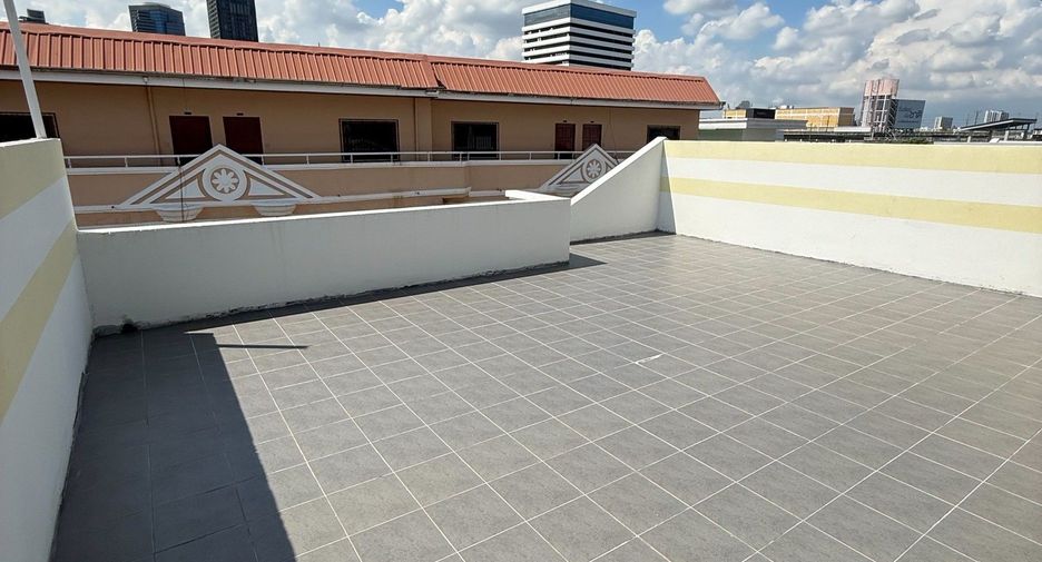 For rent 5 bedrooms townhouse in Watthana, Bangkok