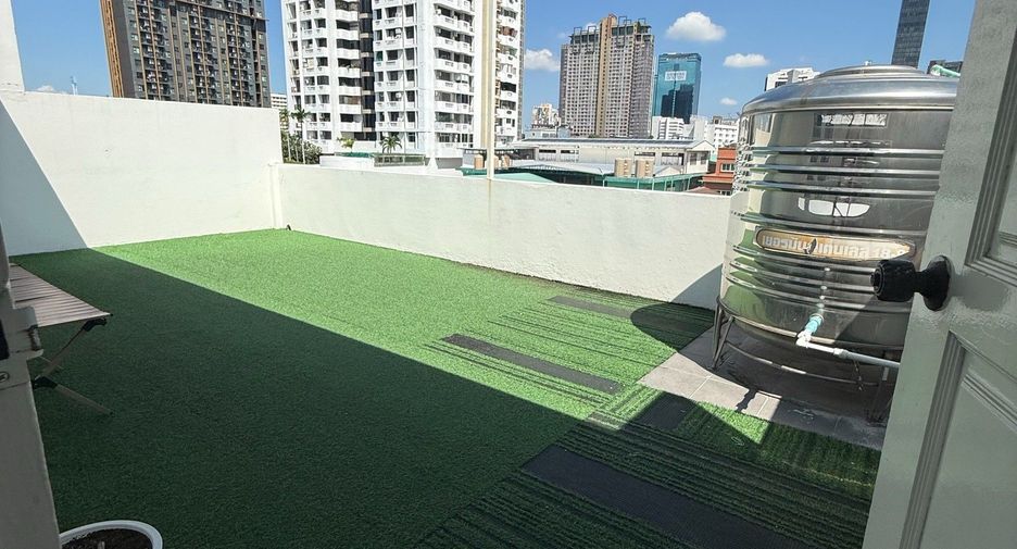 For rent 5 bedrooms townhouse in Watthana, Bangkok