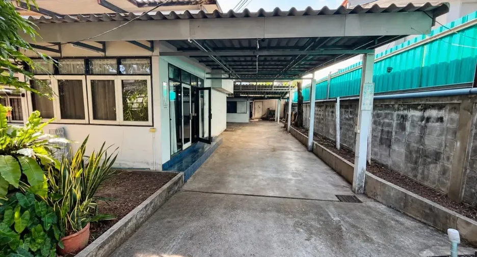 出售 3 卧室 独立屋 在 Phra Khanong, 曼谷
