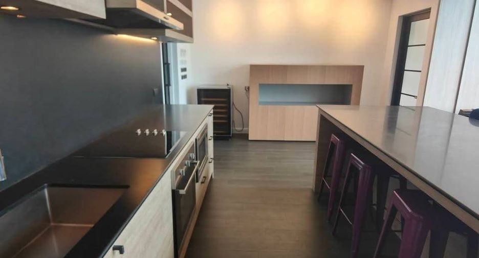 Condo en alquiler de 4 habitaciones en Watthana, Bangkok