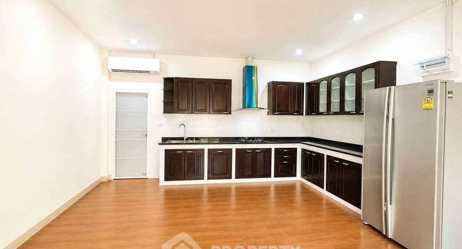 Casa en alquiler de 4 habitaciones en Bang Lamung, Chonburi