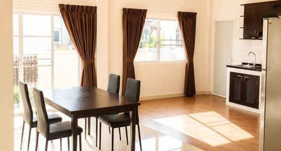 Casa en alquiler de 4 habitaciones en Bang Lamung, Chonburi