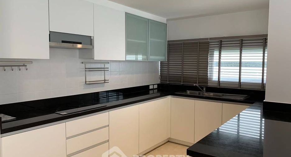 For rent 3 bedrooms apartment in Watthana, Bangkok