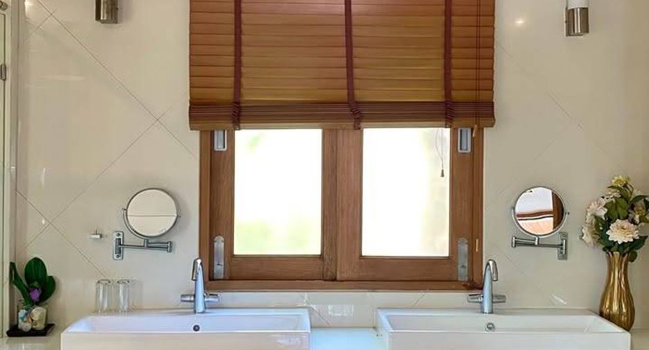 Casa en alquiler de 5 habitaciones en Bang Lamung, Chonburi