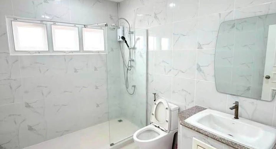 Casa en alquiler de 3 habitaciones en Bang Lamung, Chonburi