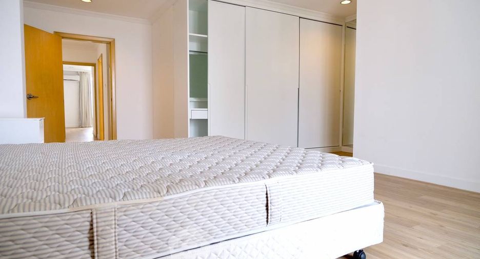 For rent 3 bedrooms apartment in Sathon, Bangkok