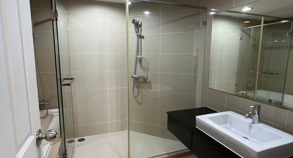 For rent 2 bedrooms condo in Huai Khwang, Bangkok