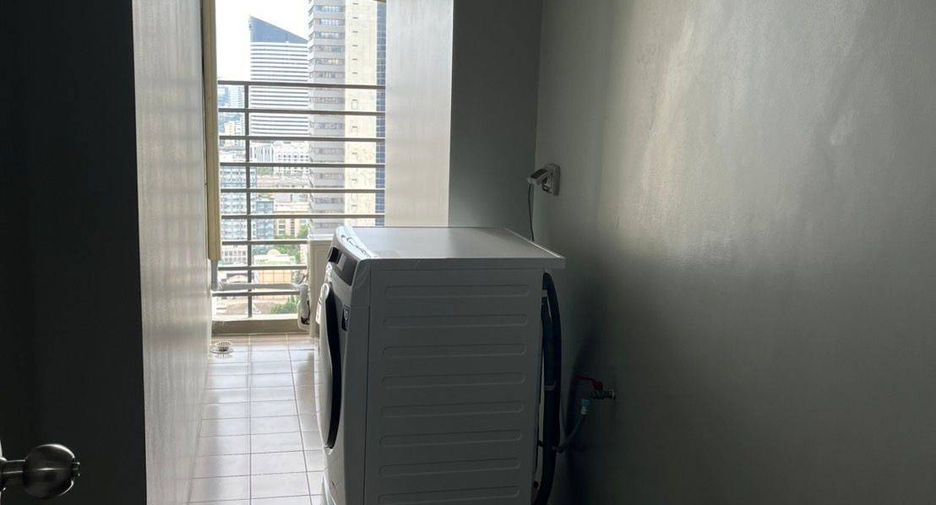 For rent 2 bedrooms condo in Huai Khwang, Bangkok