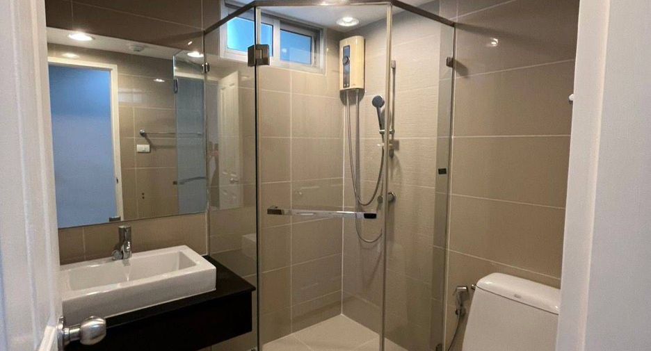 For rent 2 bedrooms condo in Huai Khwang, Bangkok